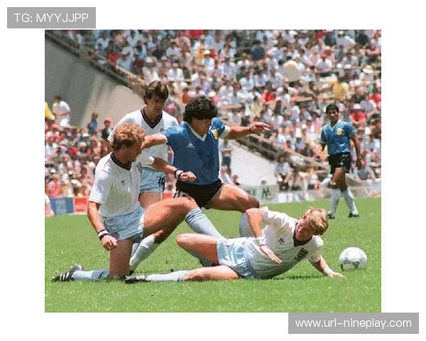 足球球星情侣卡通形象图展现炽热爱恋与赛场激情完美融合